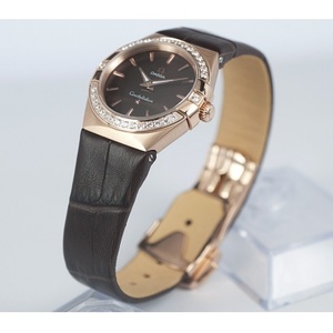 Omega Constellation doble águila serie diamante 18K rosa oro señoras reloj de cuarzo negro correa de cuero suizo movimiento de cuarzo original suizo Hong Kong asamblea