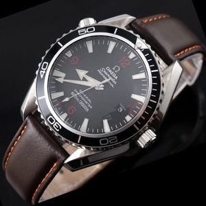 Sveitsiläinen kello Omega Seamaster 007 -sarjan nahkahihna mustalla keraamisella renkaalla ja tankoasteikolla kolmen käden automaattisella mekaanisella miesten kellojen liikkeellä.