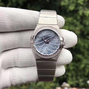 La plus forte montre à quartz Omega Constellation série 123.10.27.60.57.001 pour dames sur le marché, modèle à visage bleu, configuration haute avec faux et vrai