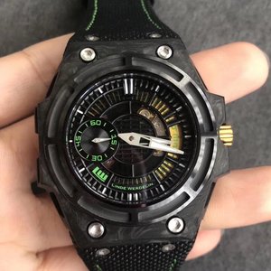 A fabricante suíça de relógios XF Linde Werdelin (Lindeweiner) observa a fibra de carbono