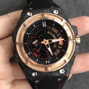 A fabricante suíça de relógios XF Linde Werdelin (Lindeweiner) observa a fibra de carbono