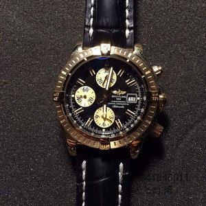 N Fábrica Breitling Avenger Chronograph 18K Ouro Amarelo